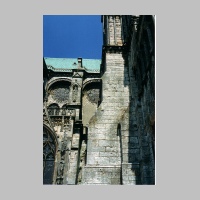 Chartres, 23, links Langhaus S-Seite, rechts S-Querhaus, Foto Heinz Theuerkauf.jpg